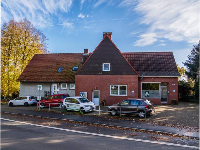 Mehrfamilienhaus mit Gewerbe in Felde